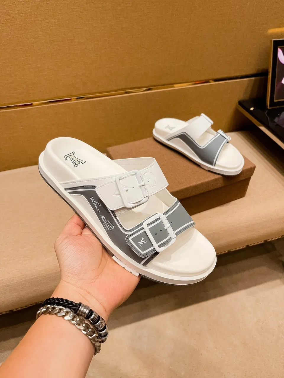 Men's shoes 💰 380 💰 New model on the market 🔥 [LV 🔥 Slippers] High-end 1:1 mold customization of first-layer cowhide, original upgraded version of the outsole, lighter and non-slip. The market's top quality, fashionable and trendy, versatile and popular, simple yet tasteful, a must-have for fashionistas, exuding a fashionable and casual atmosphere, fashion is at your feet, full of confidence, the same style at the counter 👍The season of spring and summer slippers is here, they are super beautiful to wear, 38-44, multiple colors available🔥